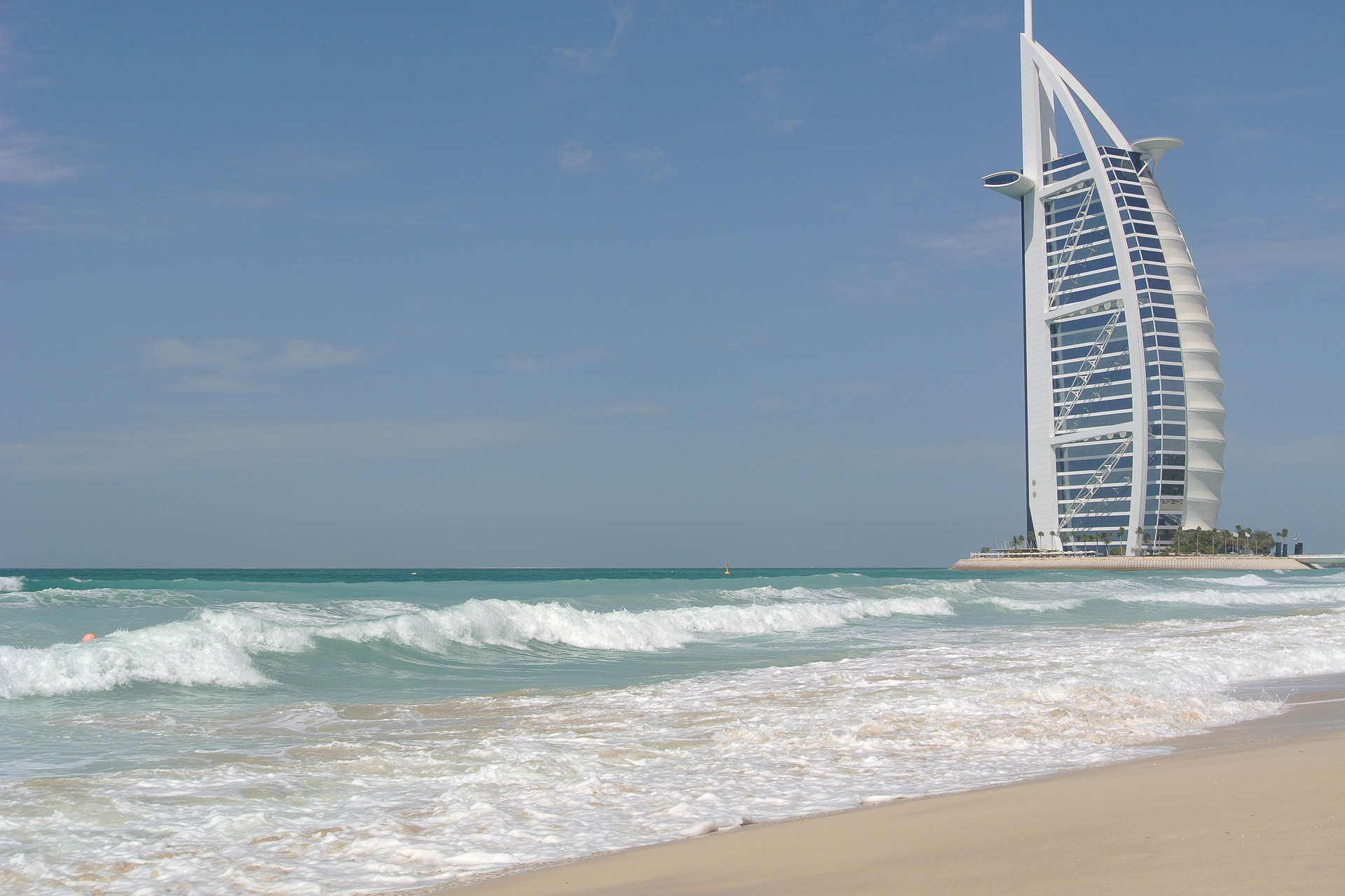 Is Jumeirah Beach clean?