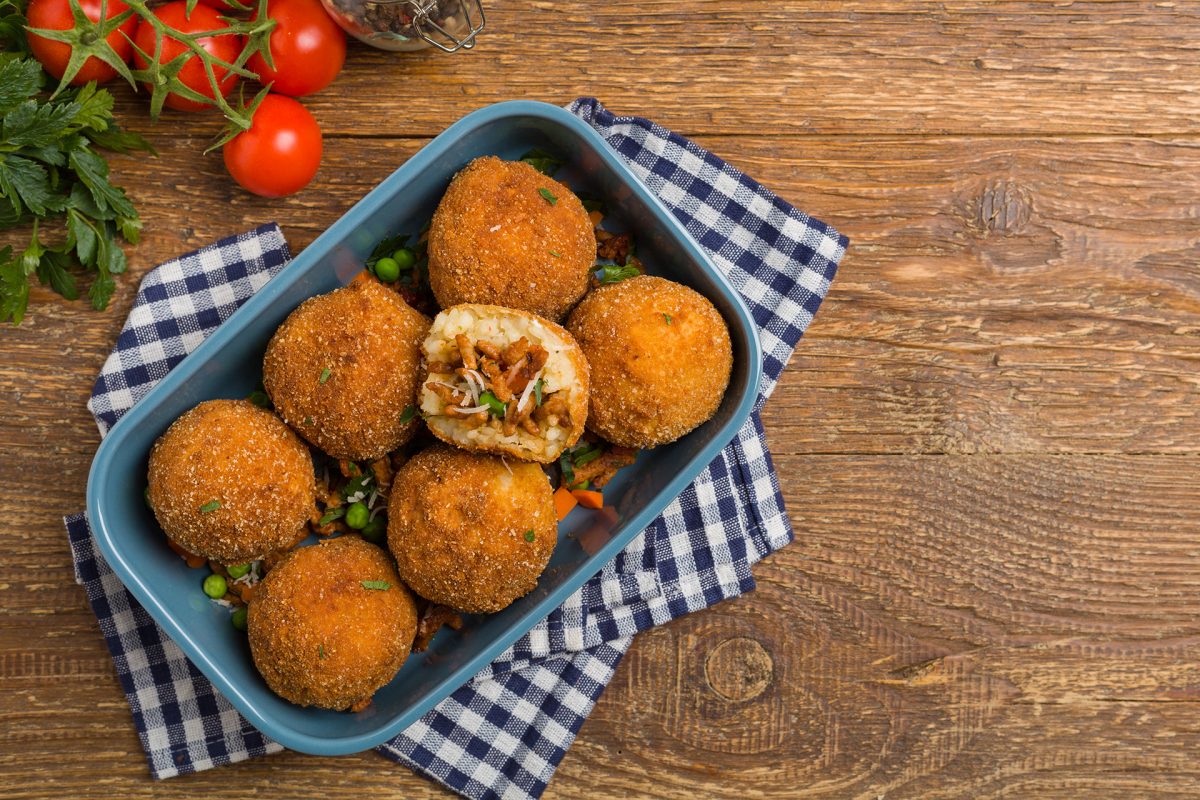 800 Pizza giving away free arancini | Time Out Dubai