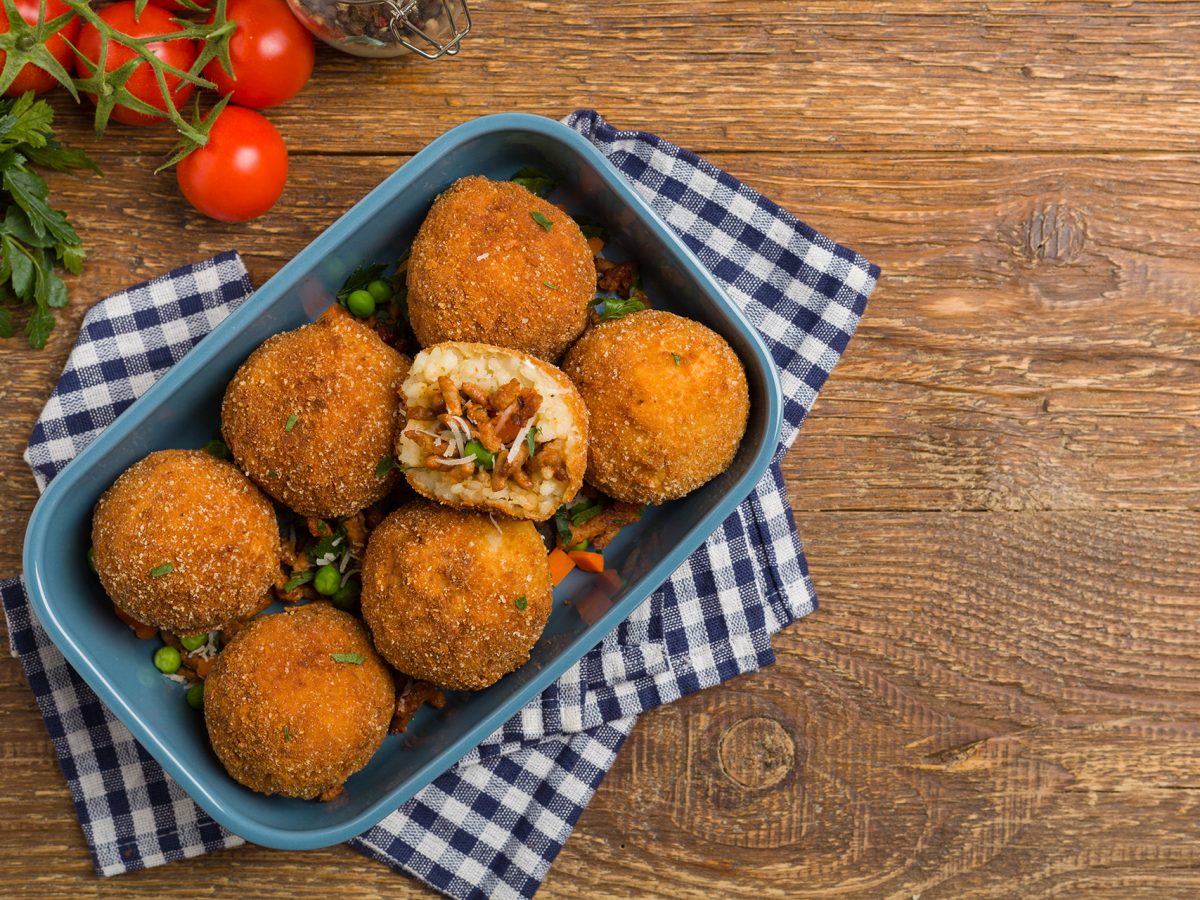 800 Pizza giving away free arancini | Time Out Dubai