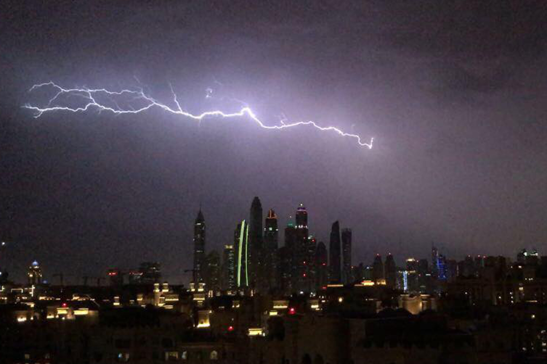 dubai-weather-bars-where-you-can-watch-the-rain-thunder-and-lightning