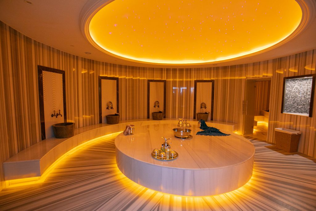 Zoya health and wellbeing resort: spa room with sinks and round 