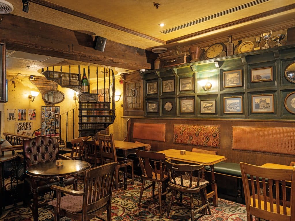 Fibber Magee's interior 