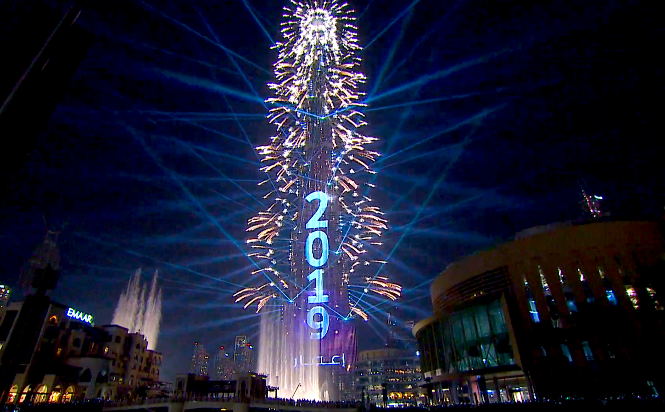 Dubai New Year S Eve Fireworks At The Burj Khalifa As It